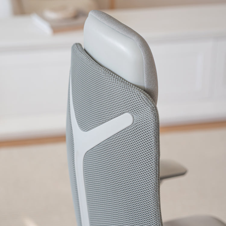 Close-up of the Desky Pinnacle Executive Office Chair's grey mesh backrest and white headrest.
